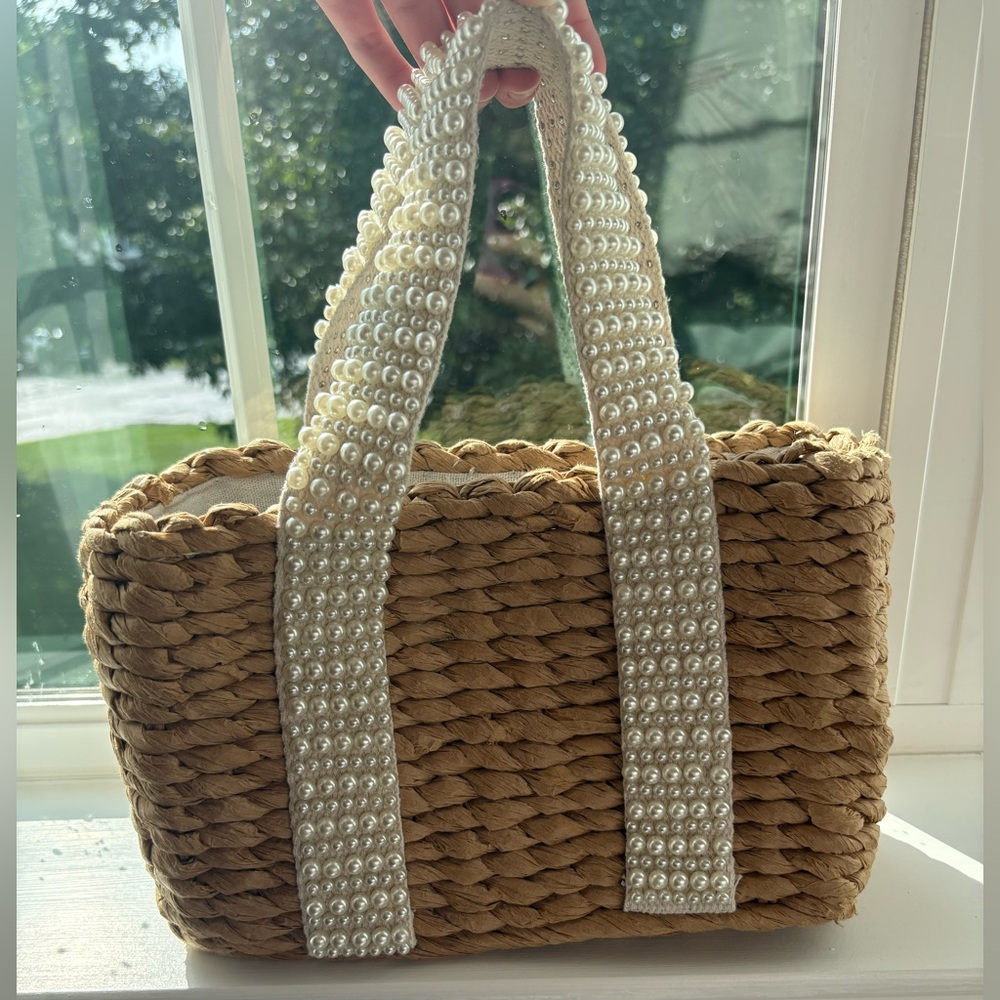 Isaac MIZRAHI Elegant Tan Woven Bag with Pearl Straps